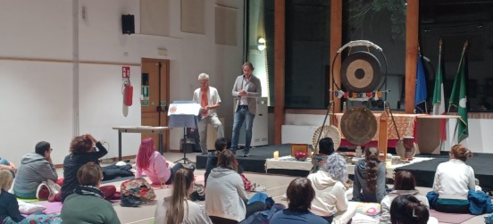 Bagni di gong alle Groane: in sessanta per un viaggio tra suoni e vibrazioni