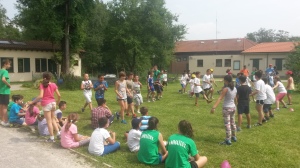bimbi che giocano